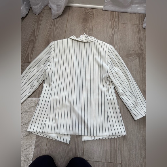 H&M Women's Pinstriped Tailored Relaxed Blazer - Picture 5 of 5
